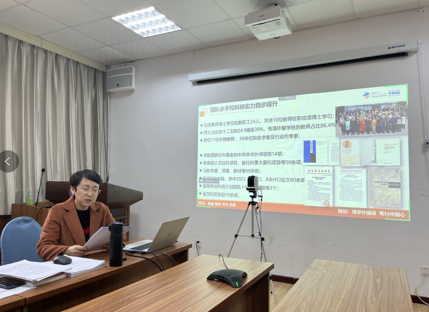 会议室里的人们描述已自动生成 会议室里的人们描述已自动生成